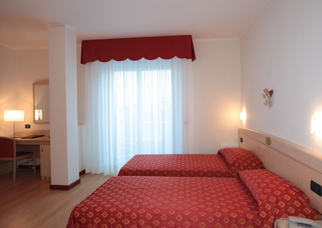 לידו די ג'סולו Hotel Helios מראה חיצוני תמונה