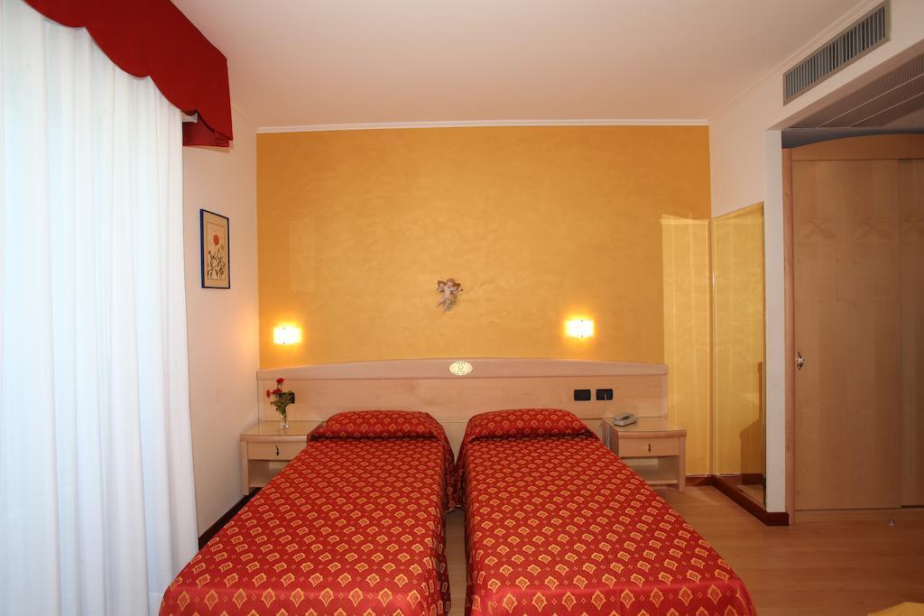 לידו די ג'סולו Hotel Helios מראה חיצוני תמונה
