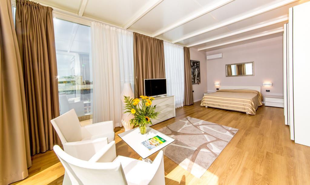 לידו די ג'סולו Hotel Helios חדר תמונה