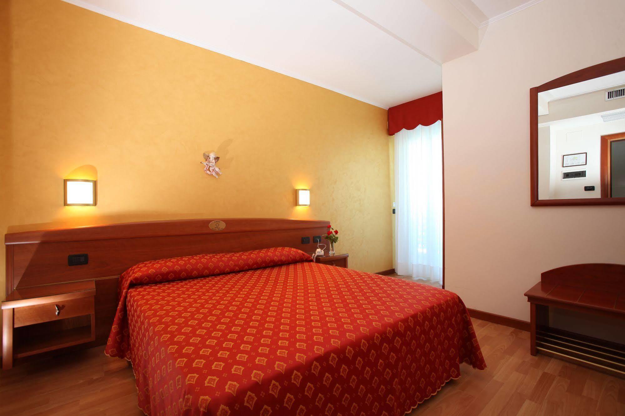 לידו די ג'סולו Hotel Helios מראה חיצוני תמונה