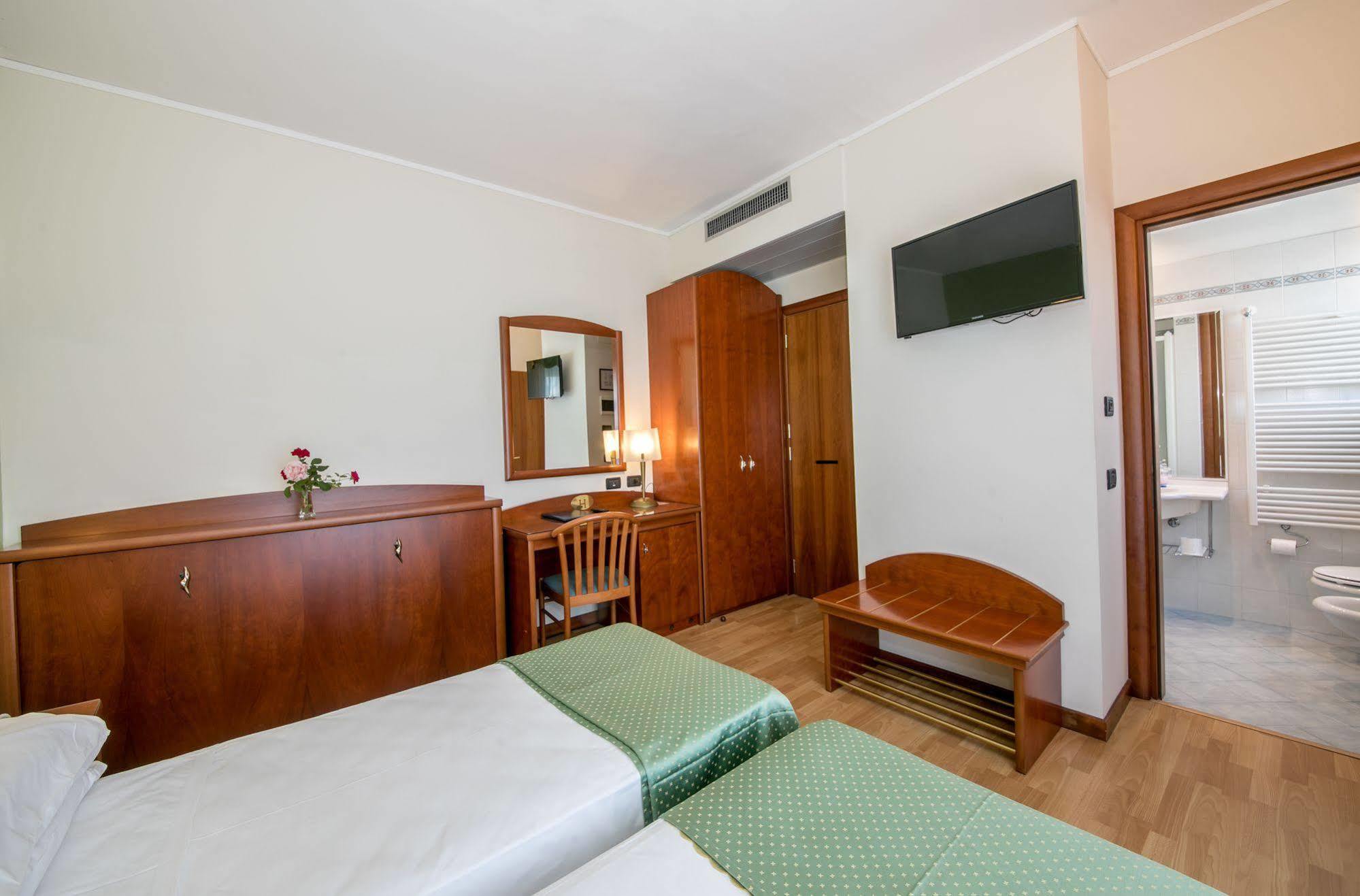 לידו די ג'סולו Hotel Helios מראה חיצוני תמונה